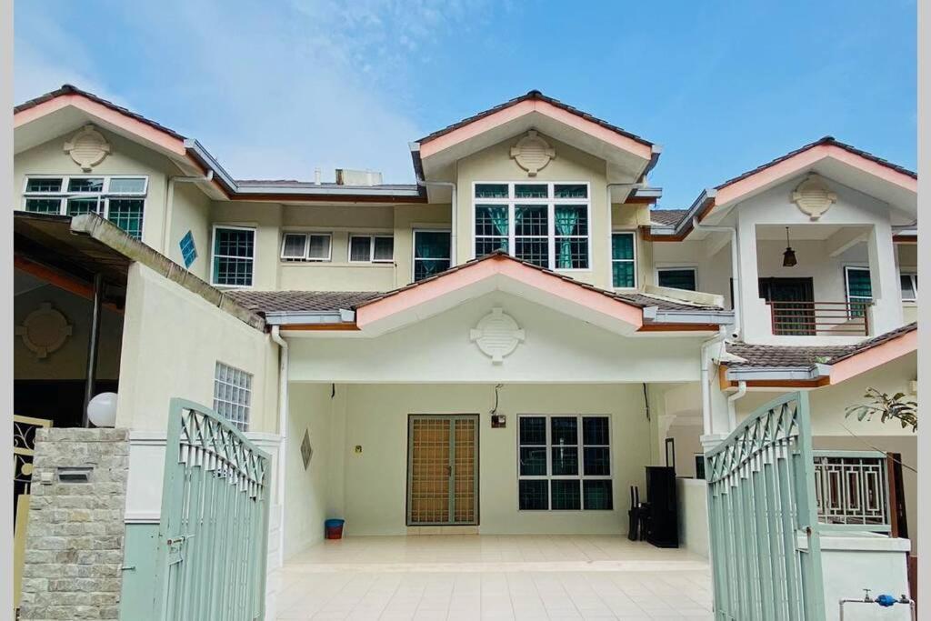 LILY VACATION HOME at CAMERON HIGHLANDS - 13 PAX,FREE WiFi w CARPORCH Tanah Rata Zewnętrze zdjęcie
