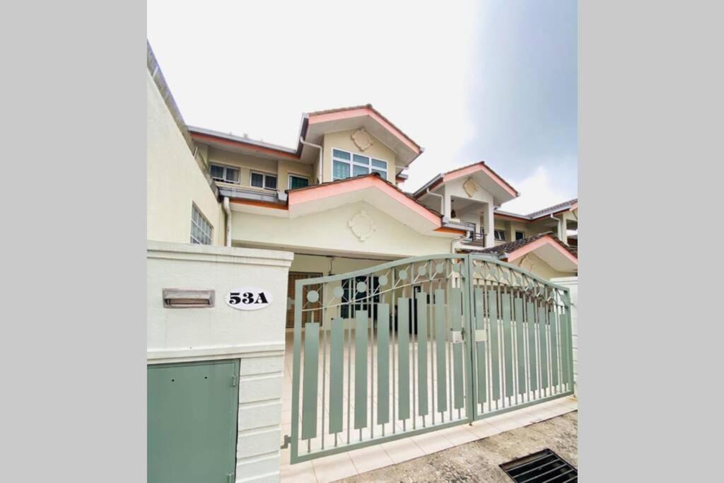 LILY VACATION HOME at CAMERON HIGHLANDS - 13 PAX,FREE WiFi w CARPORCH Tanah Rata Zewnętrze zdjęcie